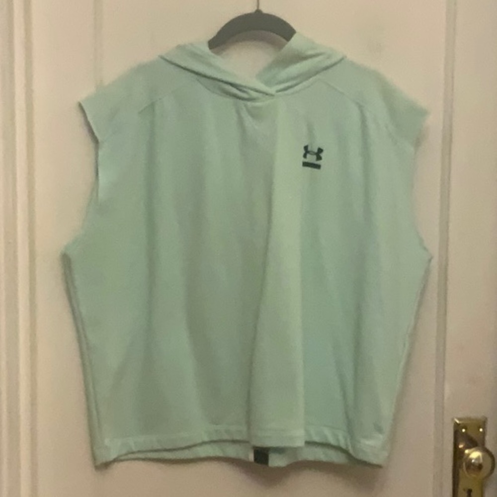 NWT Under Armour sleeveless hoodie size L.